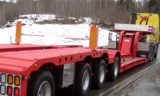 Autotreni alle prese con la neve, ma anche con un blocco della circolazione emanato in ritardo. Foto Eivind Myhr Autotreni alle prese con la neve, ma anche con un blocco della circolazione emanato in ritardo. Foto Eivind Myhr