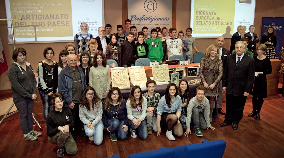 Gli studenti di Grancona vincitori del concorso «Artigianato del tuo paese» con le autorità e i rappresentanti di Confartigianato Vicenza Gli studenti di Grancona vincitori del concorso «Artigianato del tuo paese» con le autorità e i rappresentanti di Confartigianato Vicenza