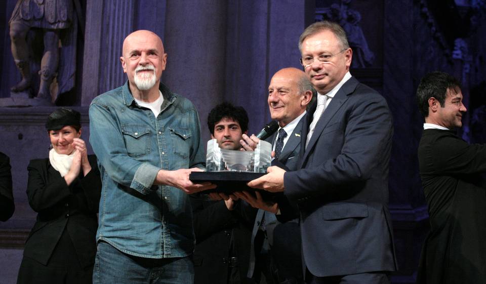 Il regista dela compagnia Claudio Pesaresi premiato dal presidente Confartigianato Vicenza Agostino Bonomo Il regista dela compagnia Claudio Pesaresi premiato dal presidente Confartigianato Vicenza Agostino Bonomo