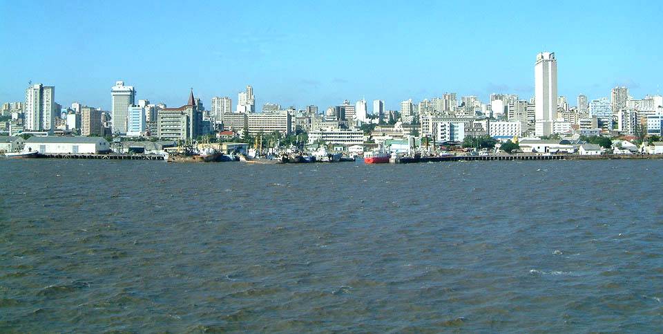 Lo skyline della capitale Maputo - Foto di Andrew Moir Lo skyline della capitale Maputo - Foto di Andrew Moir