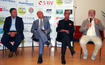 Un momento della conferenza stampa Un momento della conferenza stampa