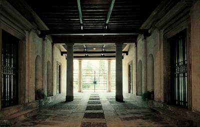 Palazzo Zaccaria: atrio dell’ingresso e sullo sfondo il parco Palazzo Zaccaria: atrio dell’ingresso e sullo sfondo il parco