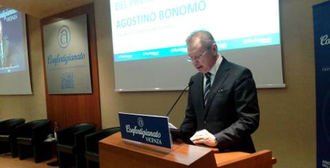 Il presidente Agostino Bonomo all'Assemblea dei Soci 2014 di Confartigianato Vicenza Il presidente Agostino Bonomo all'Assemblea dei Soci 2014 di Confartigianato Vicenza