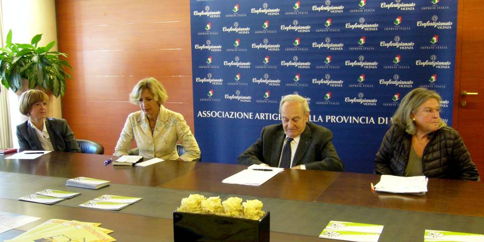 Arianna Ferrari (Associazione Rindola), Isabella Sala (assessore comunale alle Comunità e alle Famiglie), Lino Bon e Giuliana Crestani (Anap) Arianna Ferrari (Associazione Rindola), Isabella Sala (assessore comunale alle Comunità e alle Famiglie), Lino Bon e Giuliana Crestani (Anap)