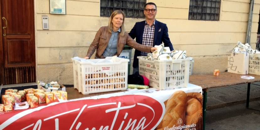 La rappresentante dei panificatori, Sabrina Gasparini, e il presidente Confartigianato di Schio, Nerio Dalla Vecchia La rappresentante dei panificatori, Sabrina Gasparini, e il presidente Confartigianato di Schio, Nerio Dalla Vecchia