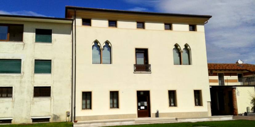La Biblioteca di Rosà a palazzo Dolfin Casale - Foto di Alessandro Tolio, CC BY-SA 3.0 La Biblioteca di Rosà a palazzo Dolfin Casale - Foto di Alessandro Tolio, CC BY-SA 3.0