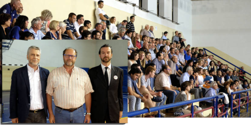 Giulio Stivan, Carlo Crestani e Diego Pozzato; sullo sfondo, la palestra della scuola media gremita in occasione dell'incontro Giulio Stivan, Carlo Crestani e Diego Pozzato; sullo sfondo, la palestra della scuola media gremita in occasione dell'incontro