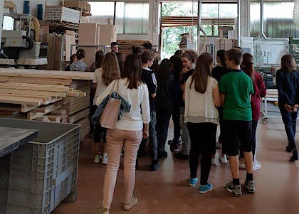 Un momento della visita degli studenti alla Mencato mencato