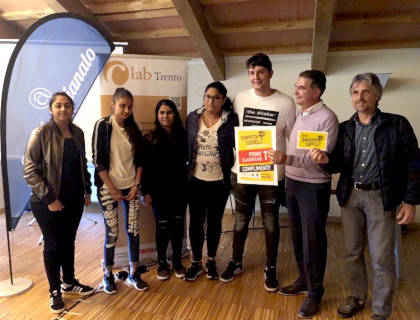 Il team vincitore composto da Petar Savic e Tobia Tomasi (CFP di Trissino), Ritika Loey, Sarina Rani, Kirandeep Kaur e Navkiram Kumar (CFP di Chiampo) con il progetto “Sit&Go”